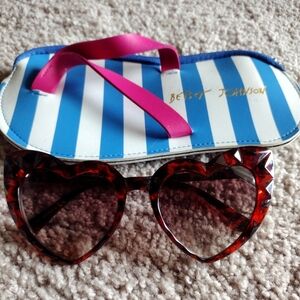 Betsey Johnson Heart Sunglasses & Beach Sandal Sunglass Holder